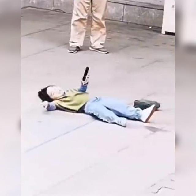 [你的育儿经]亲爸让女儿为自己使出“浑身解数”拍照，网友：让人心疼的熟练