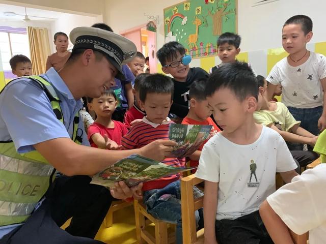 超级宝妈|庆“六一”| 南城交警把“安全”带进校园