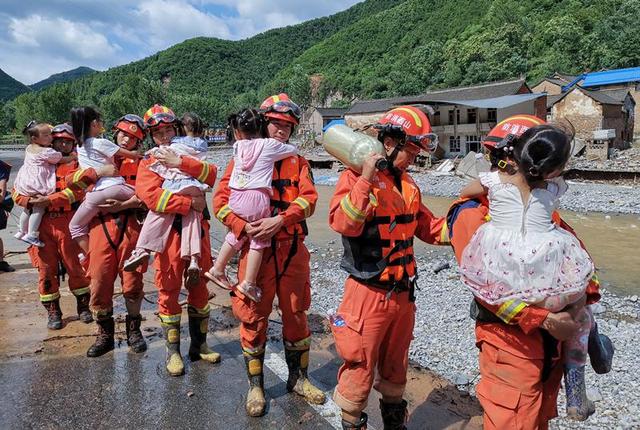 山西部分地区遭遇暴雨 多方力量排险救援