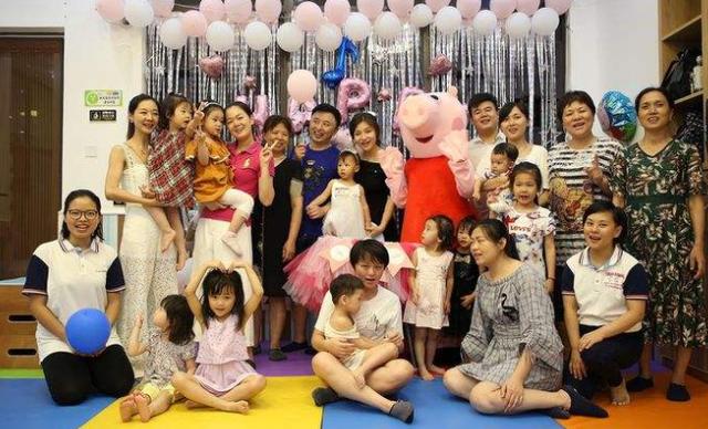 超级宝妈▲“最委屈生日”火了,宝宝对着假蛋糕边哭边许愿,网友:这爹太坑