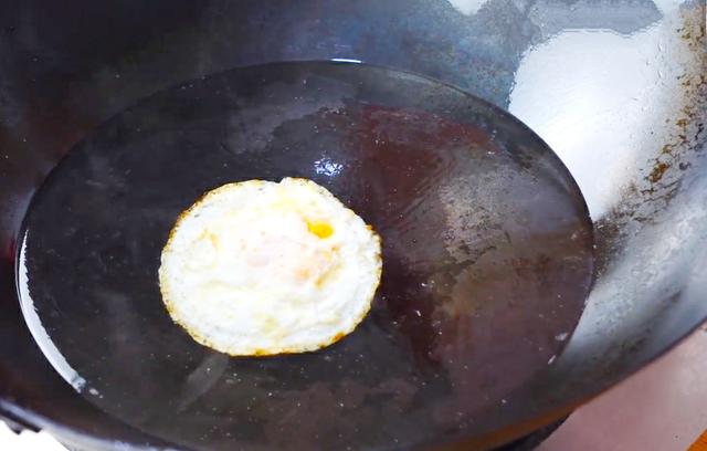 煮面条时，最忌开水下锅！面馆老板教你2招，煮的面条劲道又爽滑