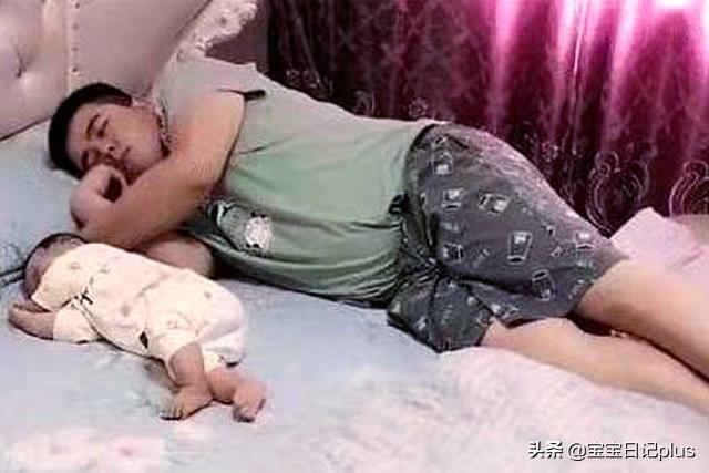「超级宝妈」陪娃午睡，爸爸醒后发现宝宝身体“凉了”，惊得起身探宝宝鼻息
