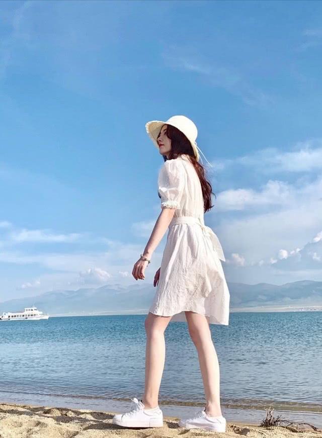 普拉达女王鞠婧祎穿白衬衫配背带裤，才知道啥叫“初恋”，女孩看了也喜欢啊