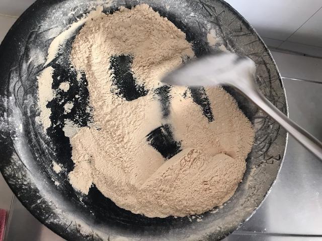 面粉入锅这样一炒，一周的早餐都有了，热水一冲，营养又暖胃