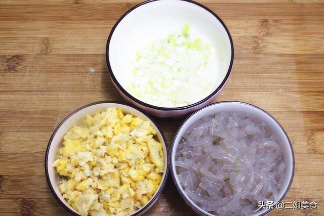 冬天，青萝卜外皮营养极高，扔了太可惜了，做成饺子吃，特别香