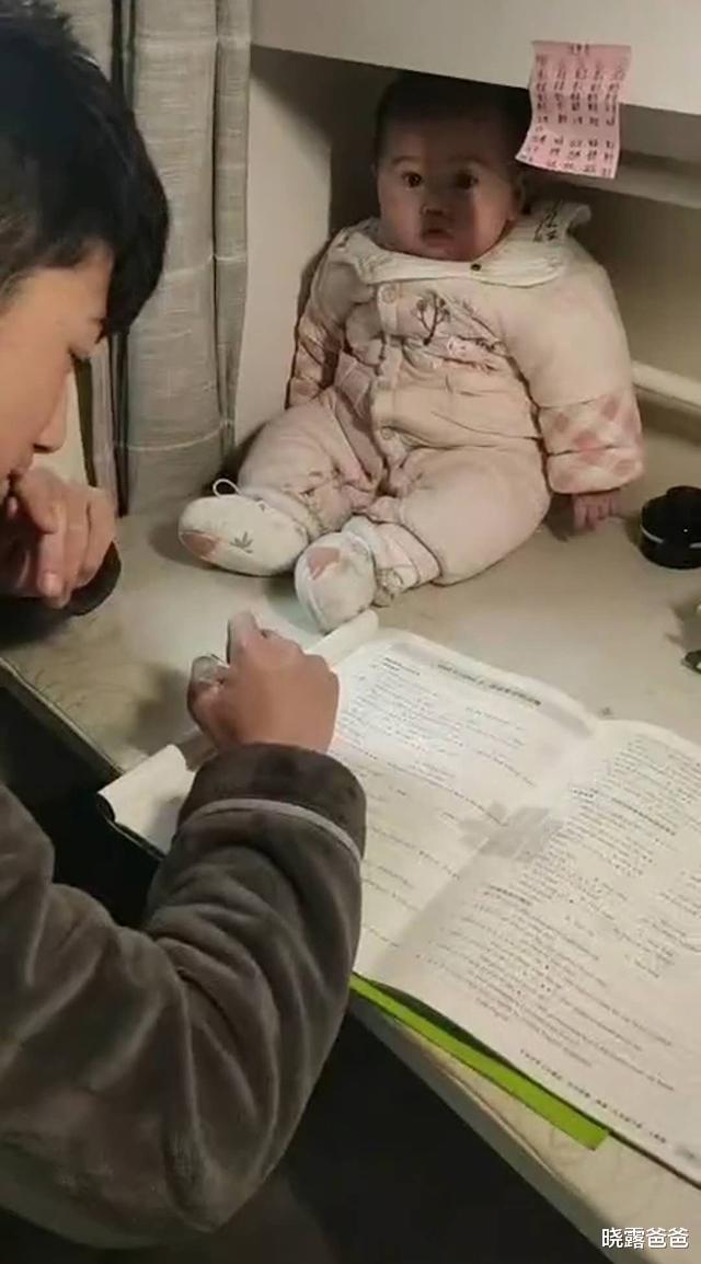 你的育儿经：哥哥做试卷遇到难题,把妹妹拎来当“吉祥物”,妹妹乖巧萌翻众人