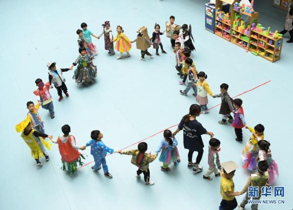 孩子|幼儿园里的环保时装秀