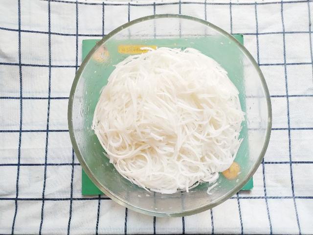 炸萝卜丸子，用淀粉还是面粉？都不对，教你1个技巧，酥脆不回软