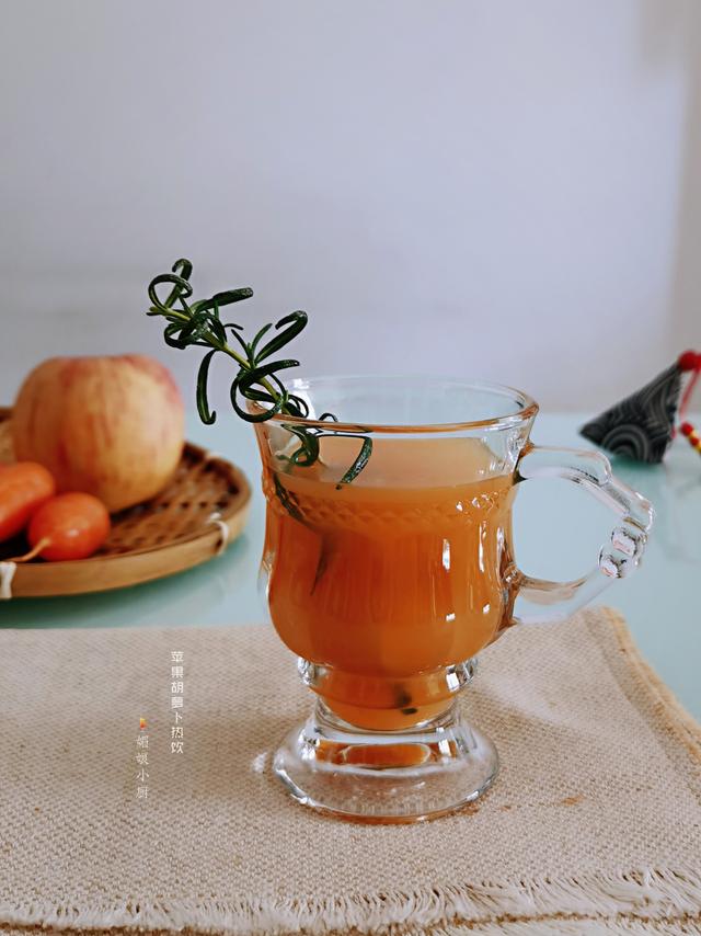 1个苹果和1根胡萝卜放一起，风味真独特，冬天喝上一杯太暖和了