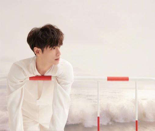 冷无情|罗云熙新刊封面挑战全白造型，清新感十足，化身温润如玉的少年