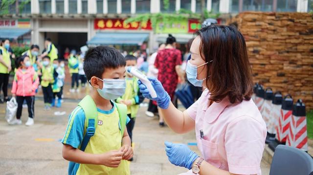 超级宝妈@挡飞沫不挡视线，天心幼儿园将隔离膜“透明化”