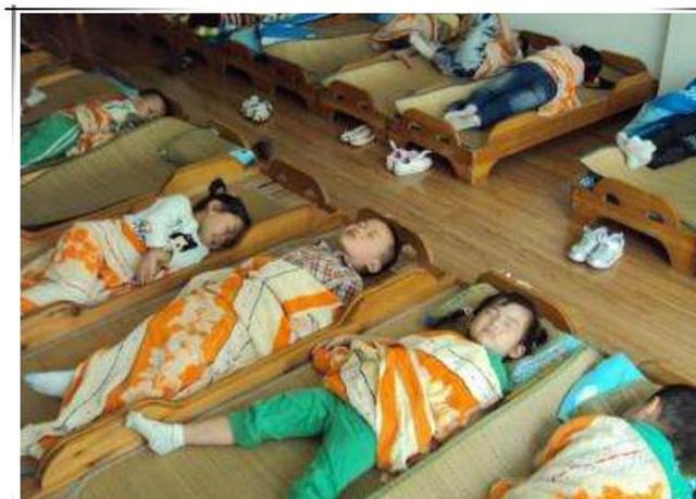 #你的育儿经#“明天就退学！”幼儿园老师晒了一张孩子午睡照，家长看完忍不了