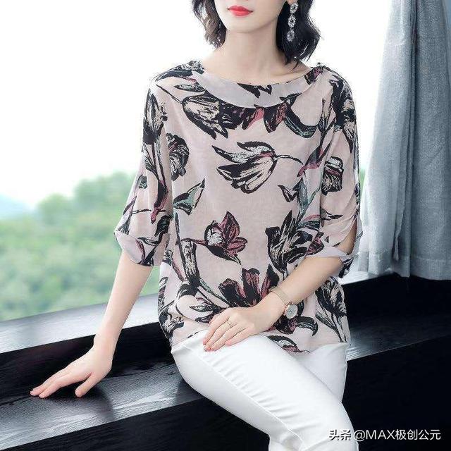 时尚探究社女人过了50岁，别穿得太老气，今夏流行这样穿，高贵年轻又洋气