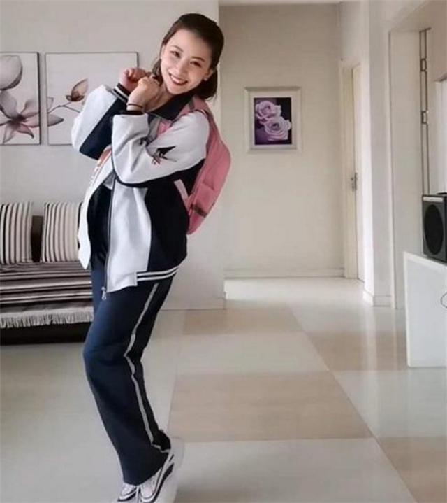 超级宝妈:40岁妈妈穿上女儿校服,像是18岁少女,爸爸看了想再追一次