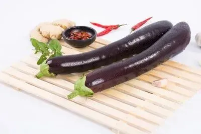 茄子虽热量低、碳水不高，但营养密度极高。以下是茄子的几个营养亮点：富含茄碱（茄碱类生物碱）茄碱具有一
