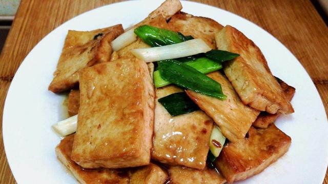 天冷了，家人就稀罕这道豆腐类美食，营养好吃又解馋下饭