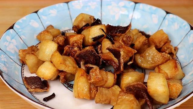 猪油怎么熬才香，好多人搞错了，不用油不加水，熬出来又白又香