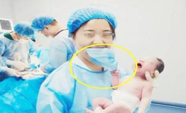 「超级宝妈」“花心宝宝”引关注,刚出生就摘下护士口罩,网友:孟婆汤掺水了