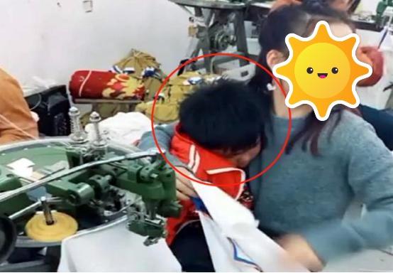 「你的育儿经」“最苦妈妈”背娃上夜班，看到她身后不哭不闹的宝宝，网友泪目