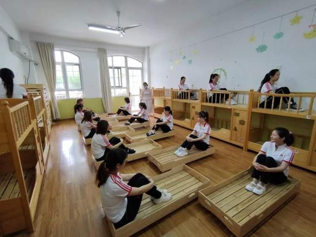 超级宝妈|透明隔离板用餐 错向而睡，幼儿园开学在即 为幼儿筑起一道坚固的“防护墙”