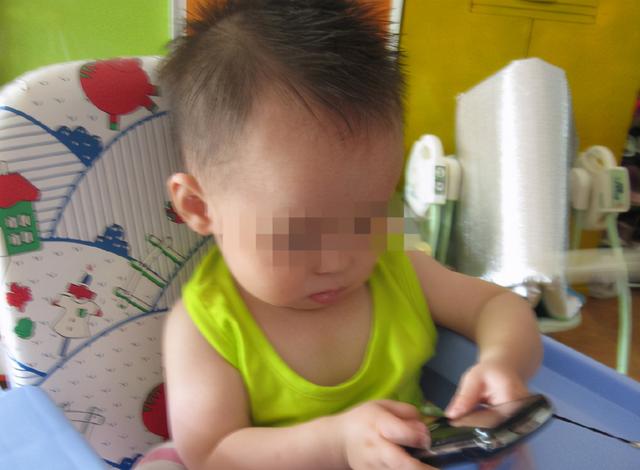 “妈妈，我想玩手机”，两个妈妈的教育，决定了孩子未来的性格