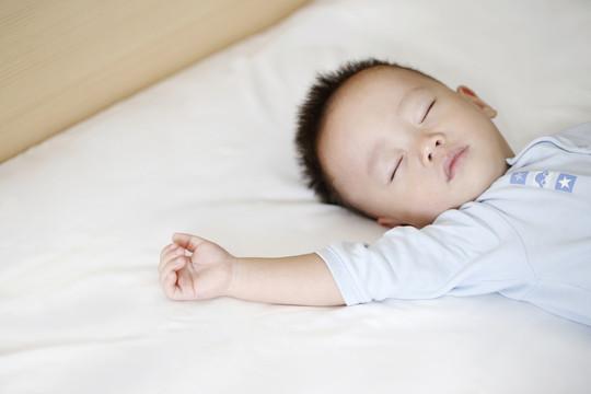 你的育儿经|从小睡枕头和不睡枕头的孩子，有何区别？不谨慎处置危害可不小