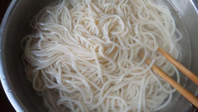 煮面条时，最忌开水下锅！面馆老板教你2招，煮的面条劲道又爽滑