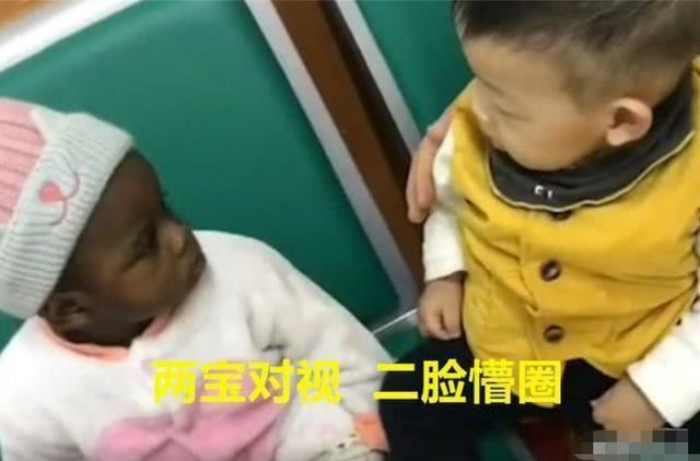 「你的育儿经」宝宝打针偶遇“黑人宝宝”，相视一眼懵了，网友：有新表情包了