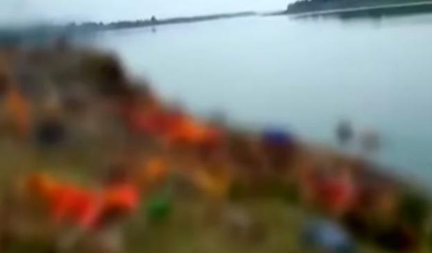 印度恒河岸边漂来40多具尸体疑为被抛弃的新冠死者遗体