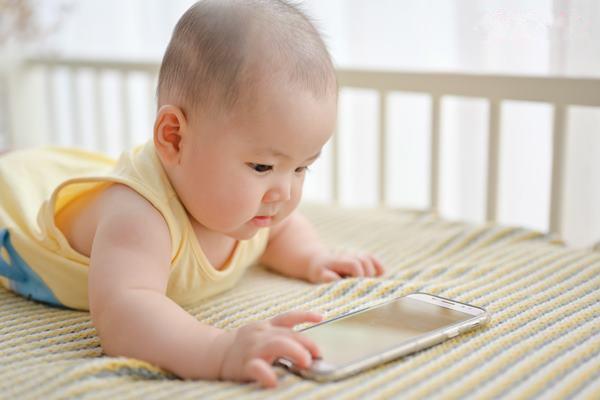 「超级宝妈」如何察觉孩子的眼睛可能有问题？3方法预防眼睛受伤