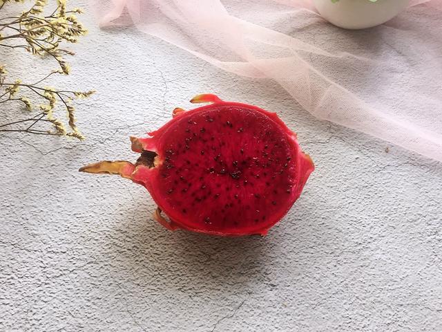 在家自制火龙果奶昔，健康无添加，做法简单，几分钟就能搞定