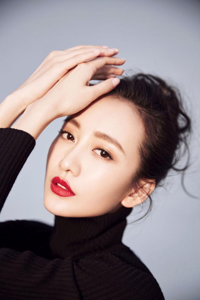 能驾驭烈焰红唇，也能素颜以对，王鸥的时尚感告诉你为何她是品牌的宠儿|影视交流地