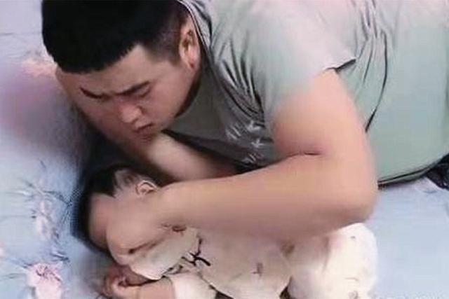 超级宝妈▲“慌张爸爸”意外走红，睡半道起来检查孩子，网友：娃还活着呢