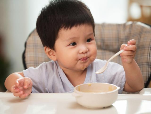 宝宝第一餐辅食米粉太关键，别一股脑瞎喂，宝妈可参考这3大标准