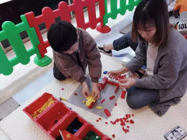 超级宝妈|孩子想帮爸爸搓澡却被拒，看到他手上的“工具”，感觉有些过分了