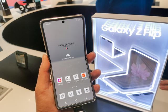 「环球网」三星翻盖折叠手机Galaxy Z Flip亮相上海旗舰店