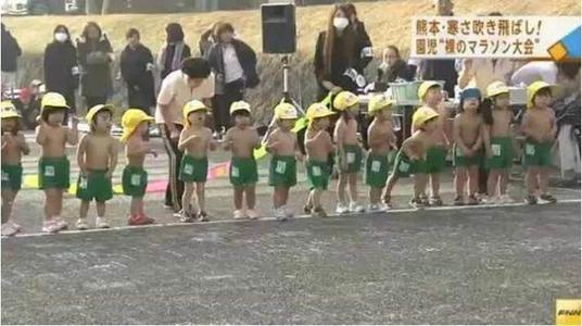 日本孩子“裸体教育”被质疑，男女混坐毫不避讳，能好好学习吗？