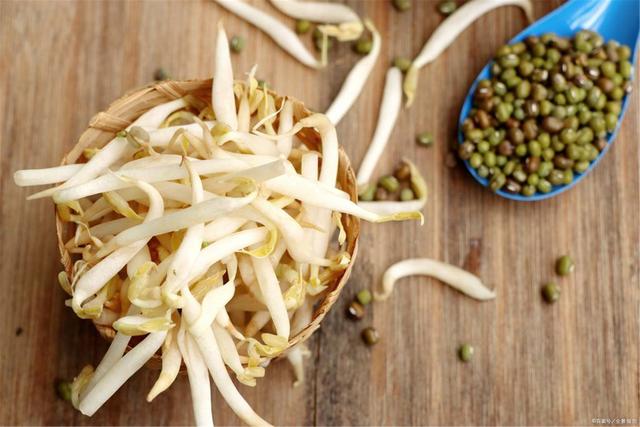 在家发豆芽好简单，只需水和豆，5天就发好，脆嫩好吃，干净卫生