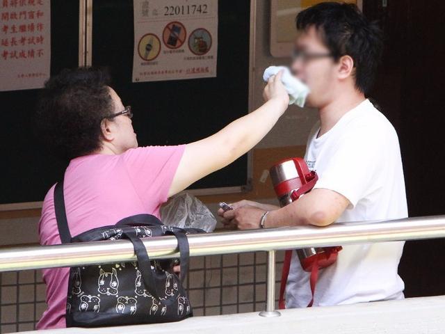 你的育儿经|母亲卧病在床,“妈宝男”生活一团糟,无妈可依的他们令人唏嘘