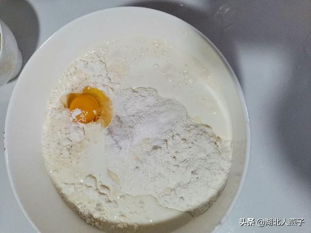 不用揉面，不用厨师机，面团自己变成手套膜，只需多这一步就行？