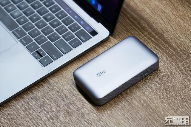 自带HDMI支持4K视频拓展，紫米多功能充电宝深度评测