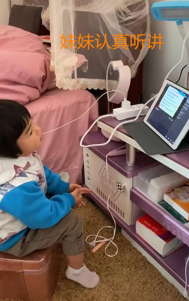 「超级宝妈」穿尿不湿的妹妹替俩哥写作业，网友：上阵亲兄妹，说好的自律呢？