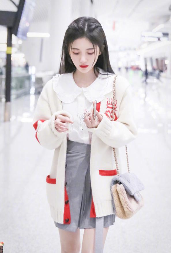 最时尚娃娃领穿搭来袭，谭松韵穿起来就像个洋娃娃，鞠婧祎却更胜一筹