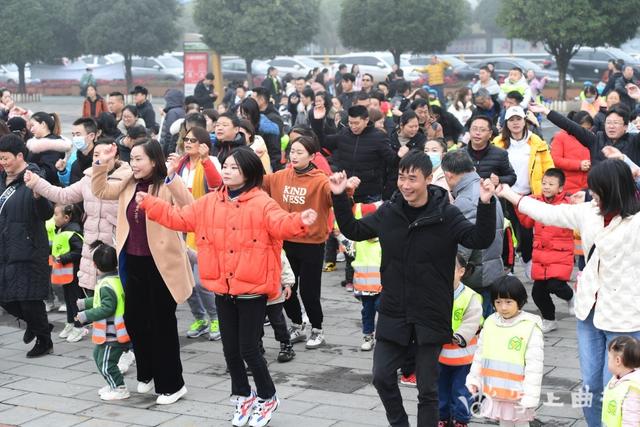 大手牵小手，罗平一幼儿园开展欢乐亲子跑主题活动