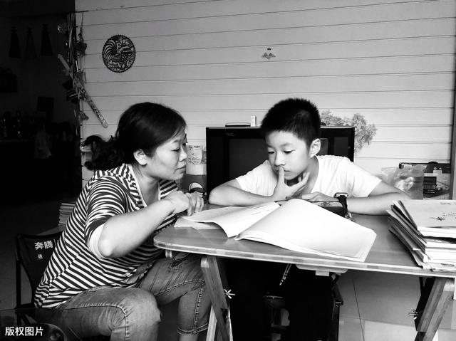 你的育儿经:8岁孩子写作业监控曝光,全国一半的妈妈表示:就像在看自家的娃