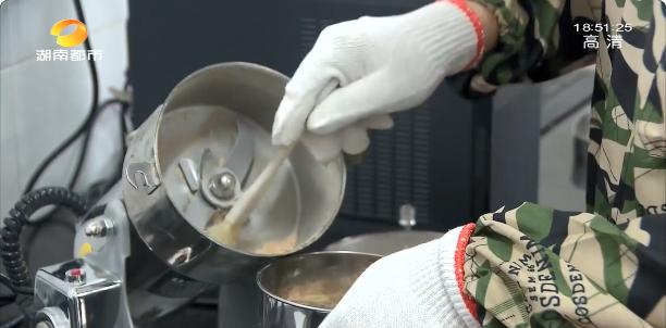 申请国家发明专利！小龙虾壳铺的路，说不定马上就能有了|芒果都市