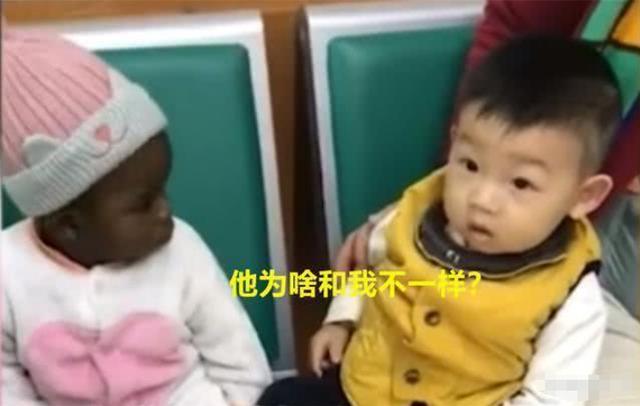 「你的育儿经」宝宝打针偶遇“黑人宝宝”，相视一眼懵了，网友：有新表情包了