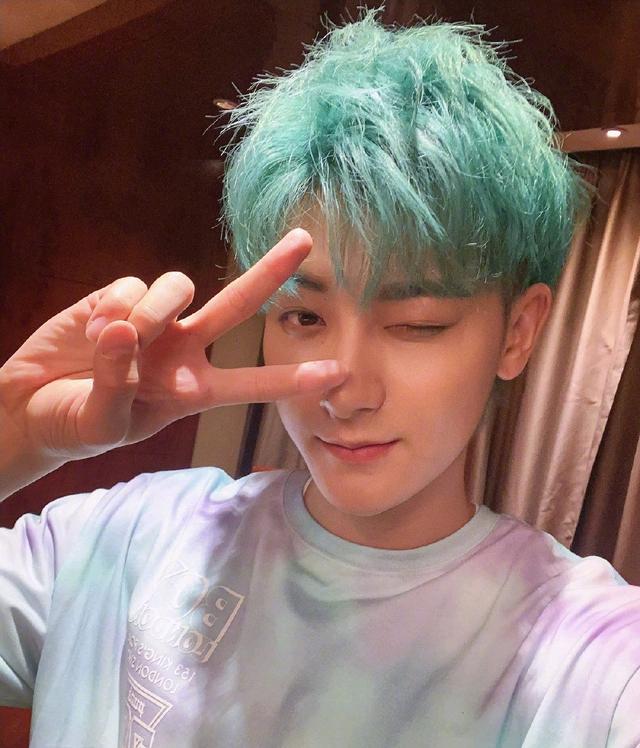 苞米地蒙面侠|蔡徐坤能走红不是没有道理的，还在染绿发的黄子韬真应该学学