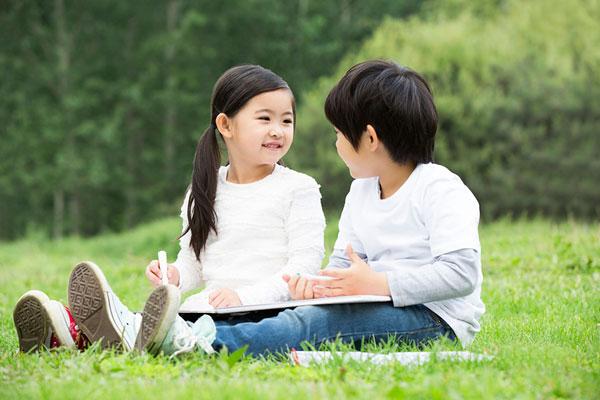 『你的育儿经』孩子四大迷惑行为，爸妈看到后哭笑不得的，网友：小时候我也做过