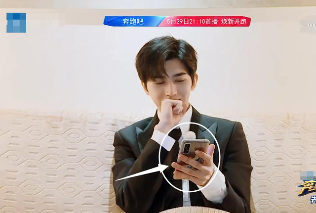 跑男节目组统一配备手机，别人的都很简单，只有蔡徐坤的不一样电影工厂
